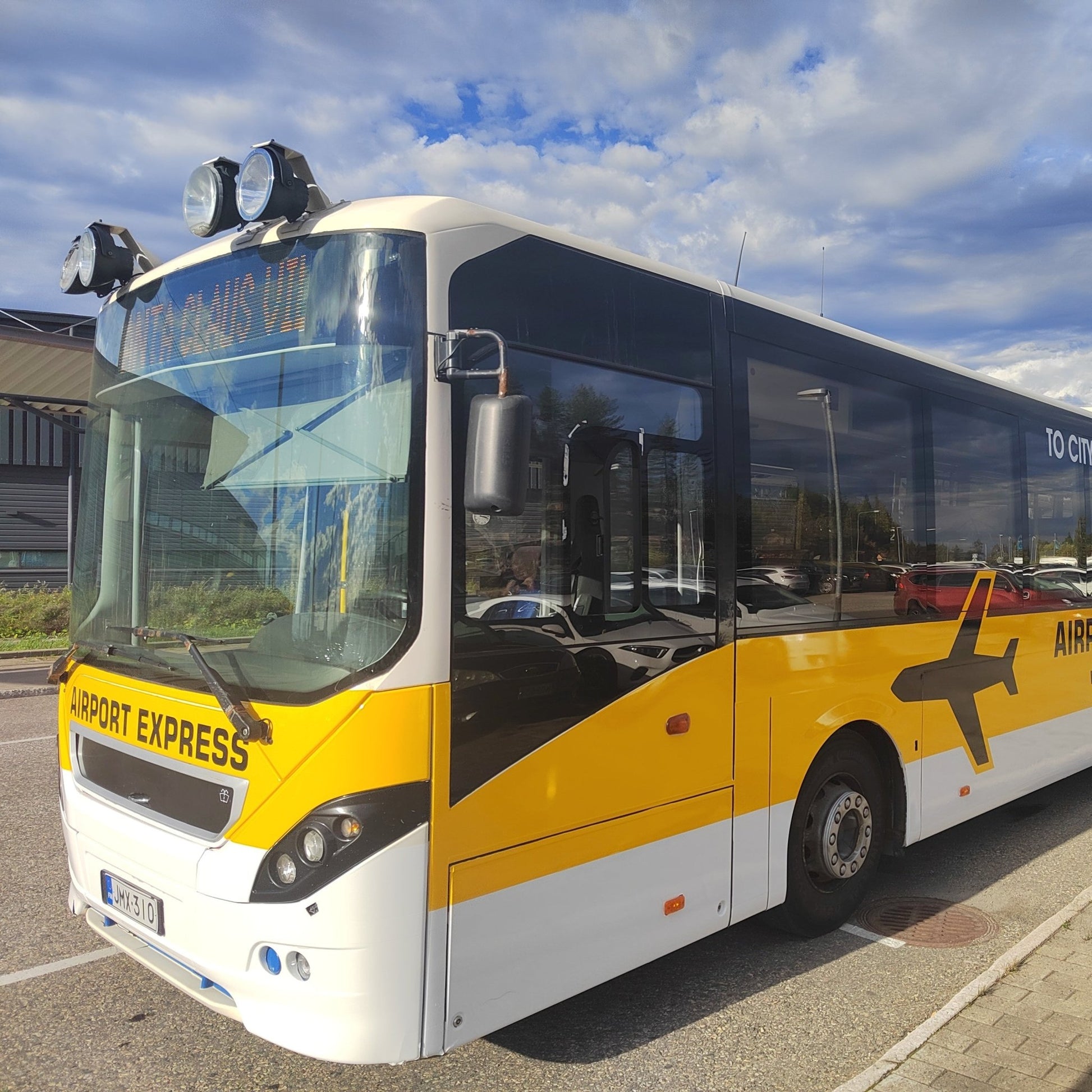 Yellow and white Airport Express bus for easy travel between Rovaniemi city center and airport, Airport Express Rovaniemi.